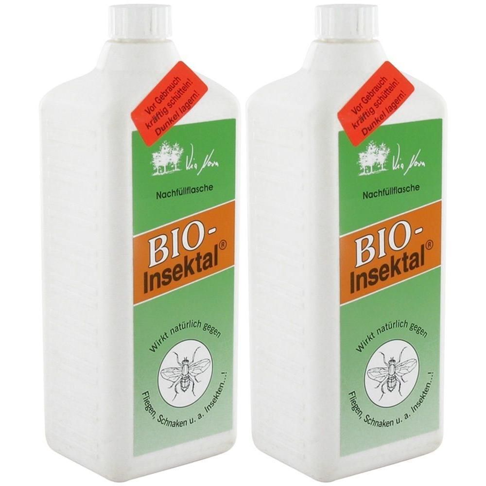 Zwei weiße Flaschen mit grünen Etiketten. Auf den Etiketten steht "BIO-Insektal". Rote Aufkleber mit Text. Flaschen mit Schraubverschluss.