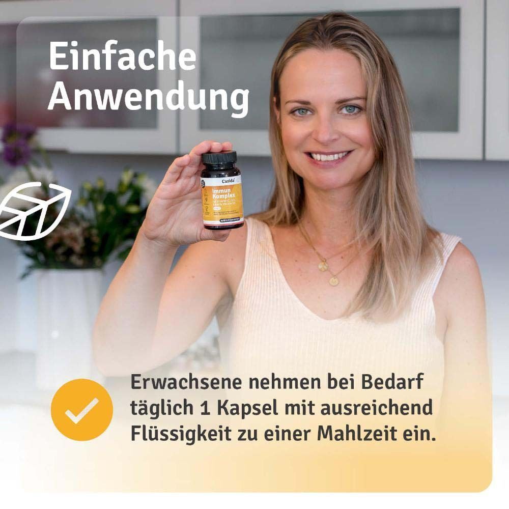 Frau hält eine Flasche Casida® Immun Komplex. Empfehlung: Täglich 1 Kapsel mit Flüssigkeit zu einer Mahlzeit einnehmen.