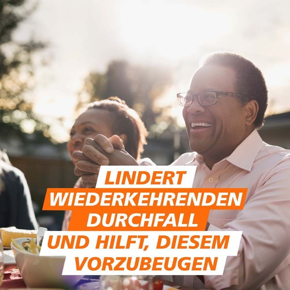 Menschen sitzen am Tisch. Text: Lindert wiederkehrenden Durchfall und hilft, diesem vorzubeugen.