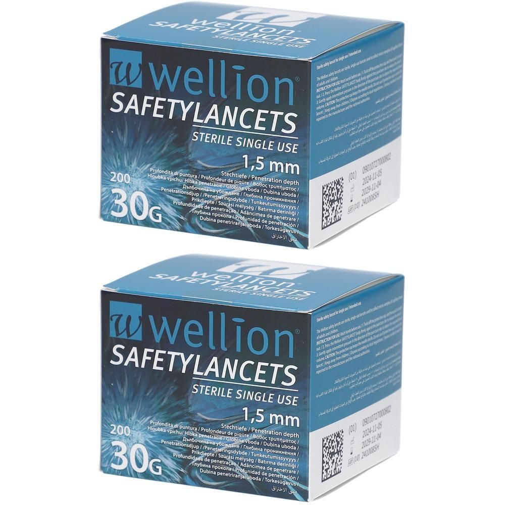 Zwei quadratische Schachteln mit der Aufschrift "wellion SAFETYLANCETS". Auf jeder Schachtel steht "STERILE SINGLE USE" und "1,5 mm".