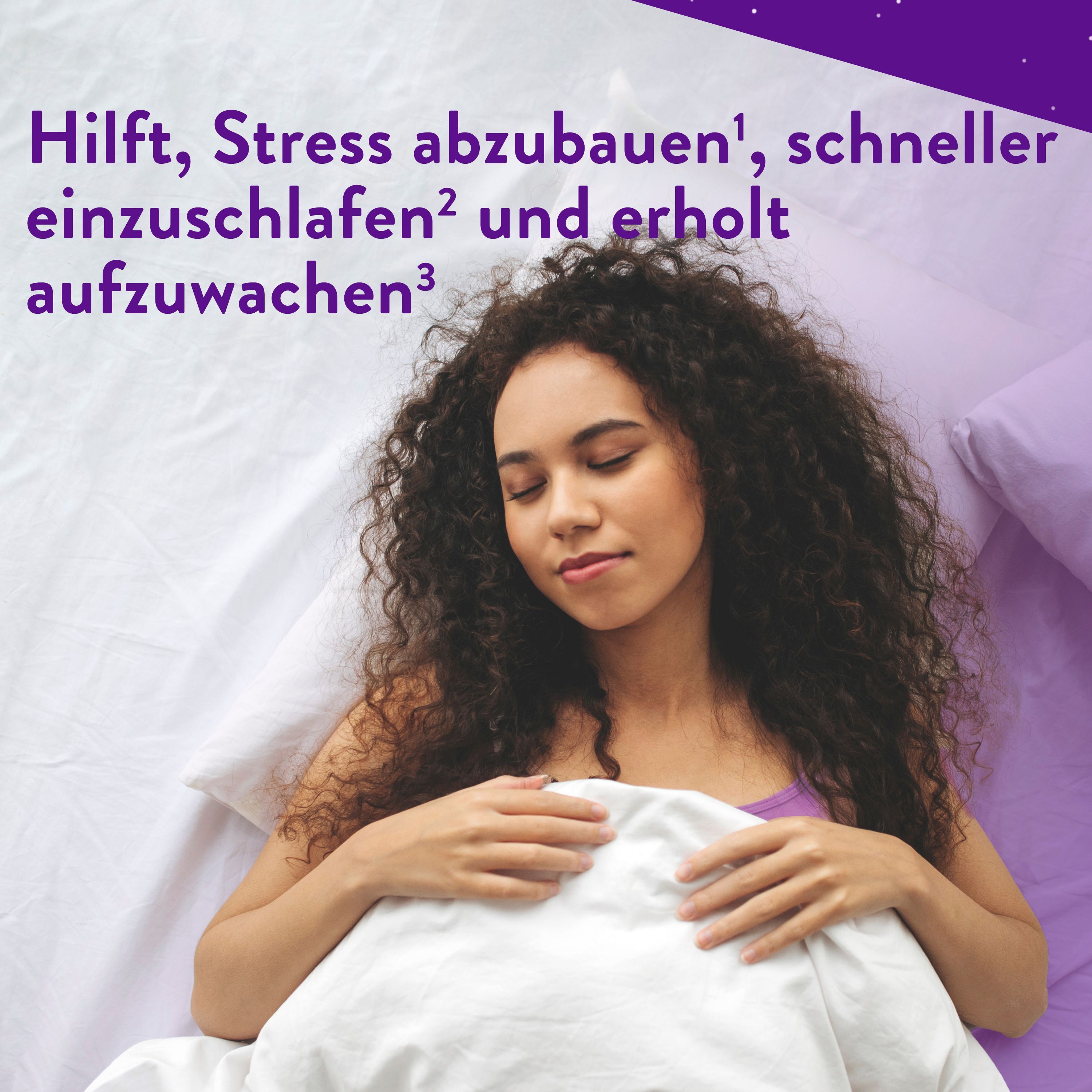Eine Frau schläft friedlich in einem Bett, umgeben von weißen Kissen und Decken.