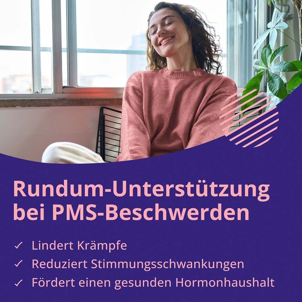 Frau sitzt, lächelt. Text auf blauem Hintergrund: Rundum-Unterstützung bei PMS-Beschwerden. 3 grüne Häkchen.