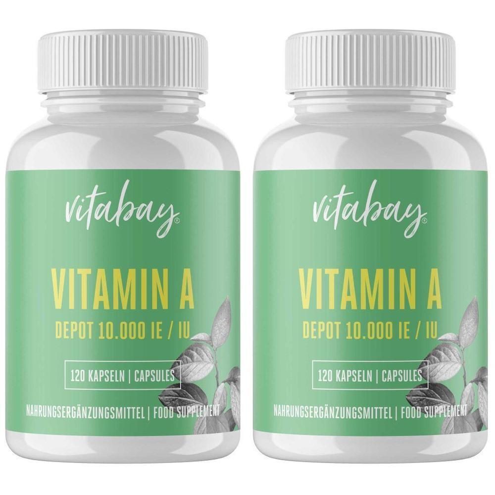 Zwei weiße Flaschen mit grünen Etiketten. Aufschrift: VITAMIN A DEPOT 10.000 IE/IU. 120 Kapseln. Marke: vitabay.