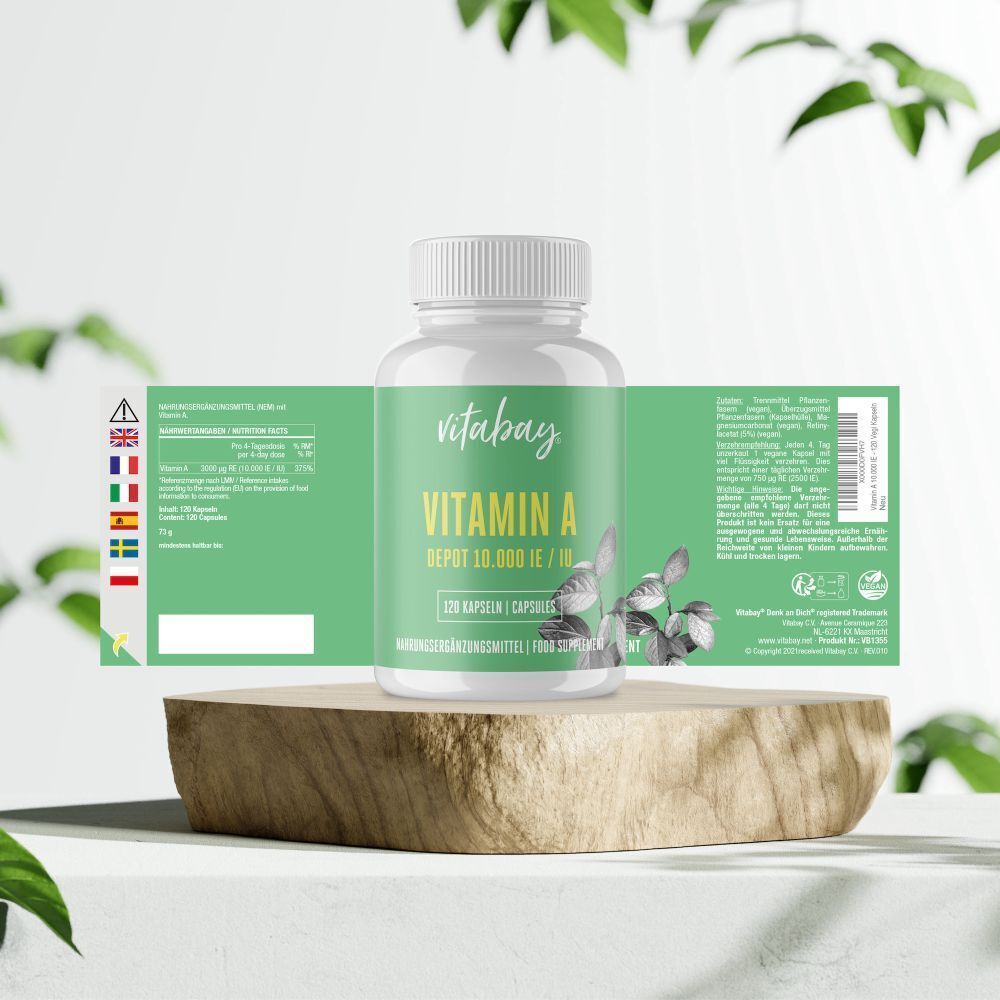 Flasche mit grünem Etikett auf Holzsockel. Text: VITAMIN A DEPOT 10.000 IE/IU. 120 Kapseln. Marke: vitabay. Mehrsprachige Informationen.