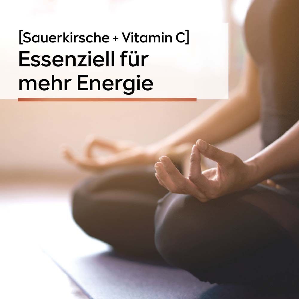 Person sitzt im Schneidersitz. Text: "[Sauerkirsche + Vitamin C] Essenziell für mehr Energie".
