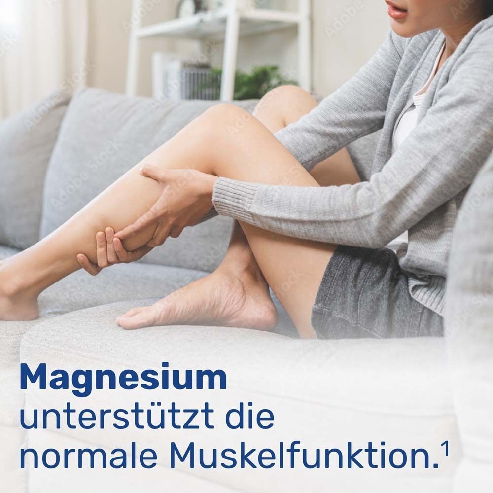 Frau sitzt auf Sofa, hält Bein. Text: Magnesium unterstützt die normale Muskelfunktion.