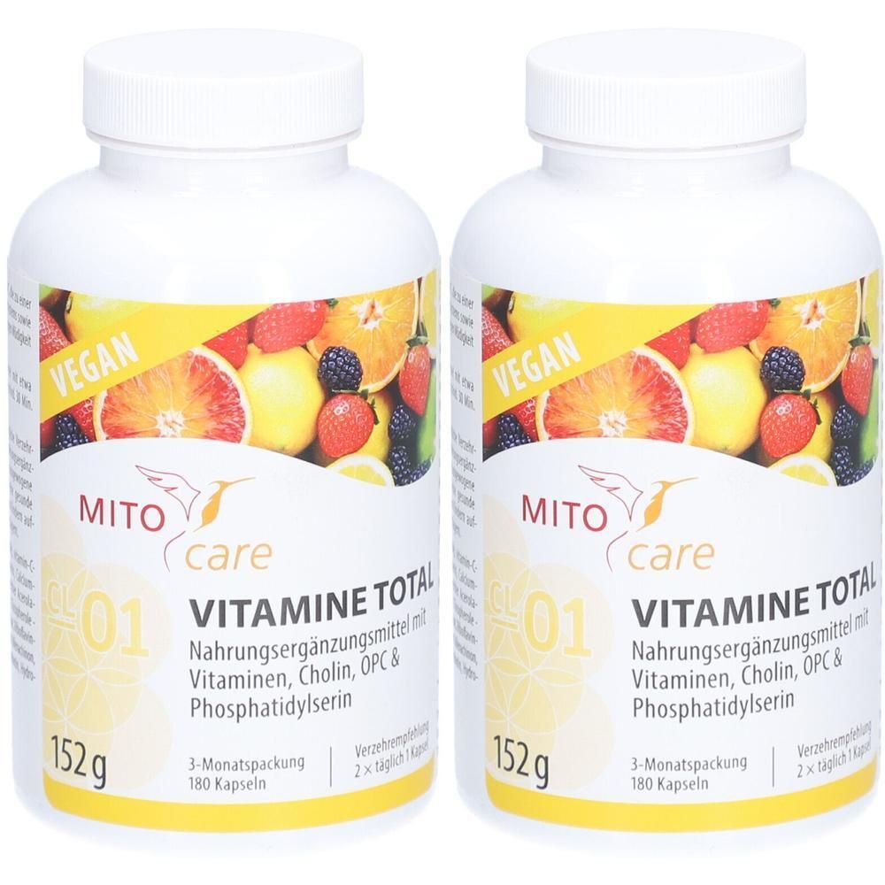 Zwei weiße Flaschen mit Etiketten. Aufschrift: VITAMINE TOTAL, Nahrungsergänzungsmittel. Vegan. 152g. 180 Kapseln.