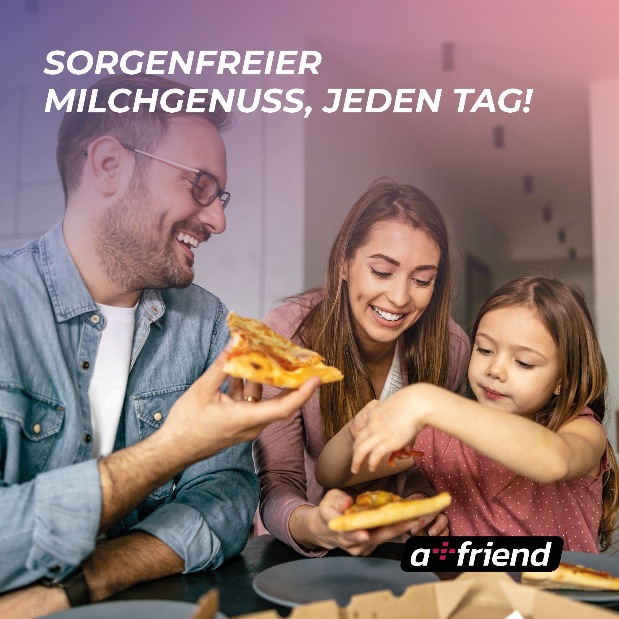 Familie isst Pizza. Text: Sorgenfreier Milchgenuss, jeden Tag! a friend Logo.
