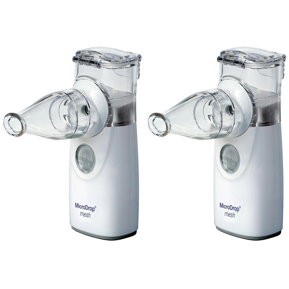 Zwei weiße MicroDrop® Mesh Inhalationsgeräte mit transparenten Behältern und Mundstücken.