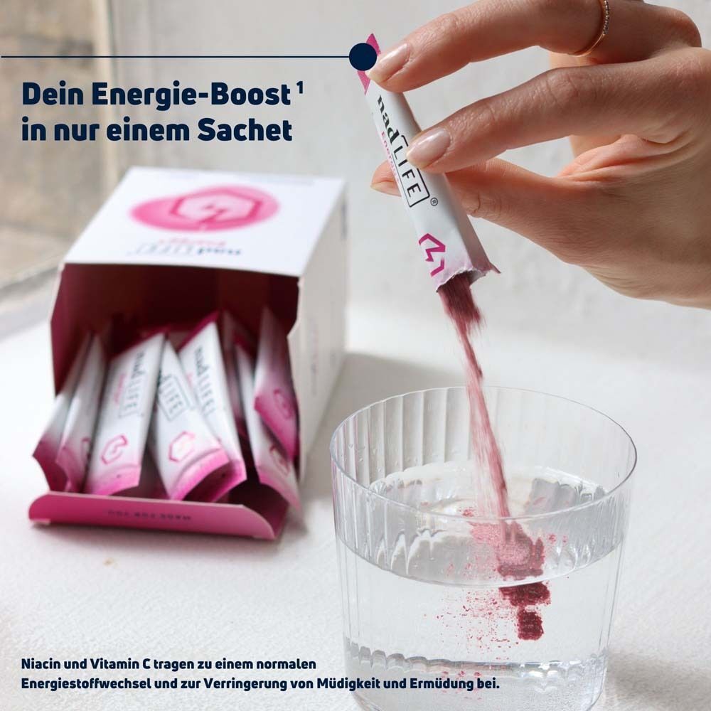 Hand hält ein Sachet nadLIFE® Energy+ über einem Glas Wasser. Pulver wird in das Wasser gegossen. Text: Dein Energie-Boost in nur einem Sachet.