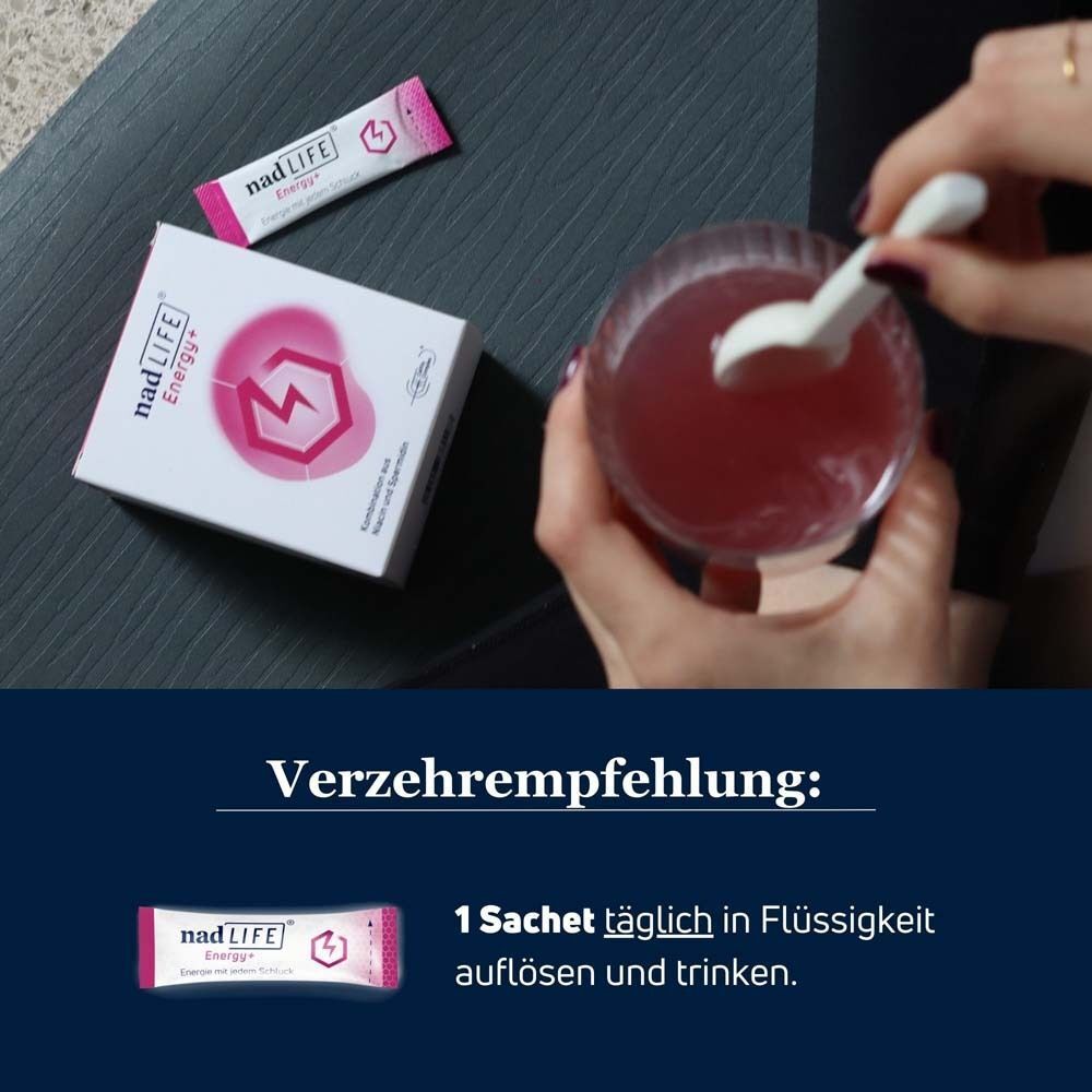 Packung nadLIFE® Energy+ und ein Sachet neben einem Glas Flüssigkeit. Eine Hand rührt die Flüssigkeit. Text: Verzehrempfehlung: 1 Sachet täglich.