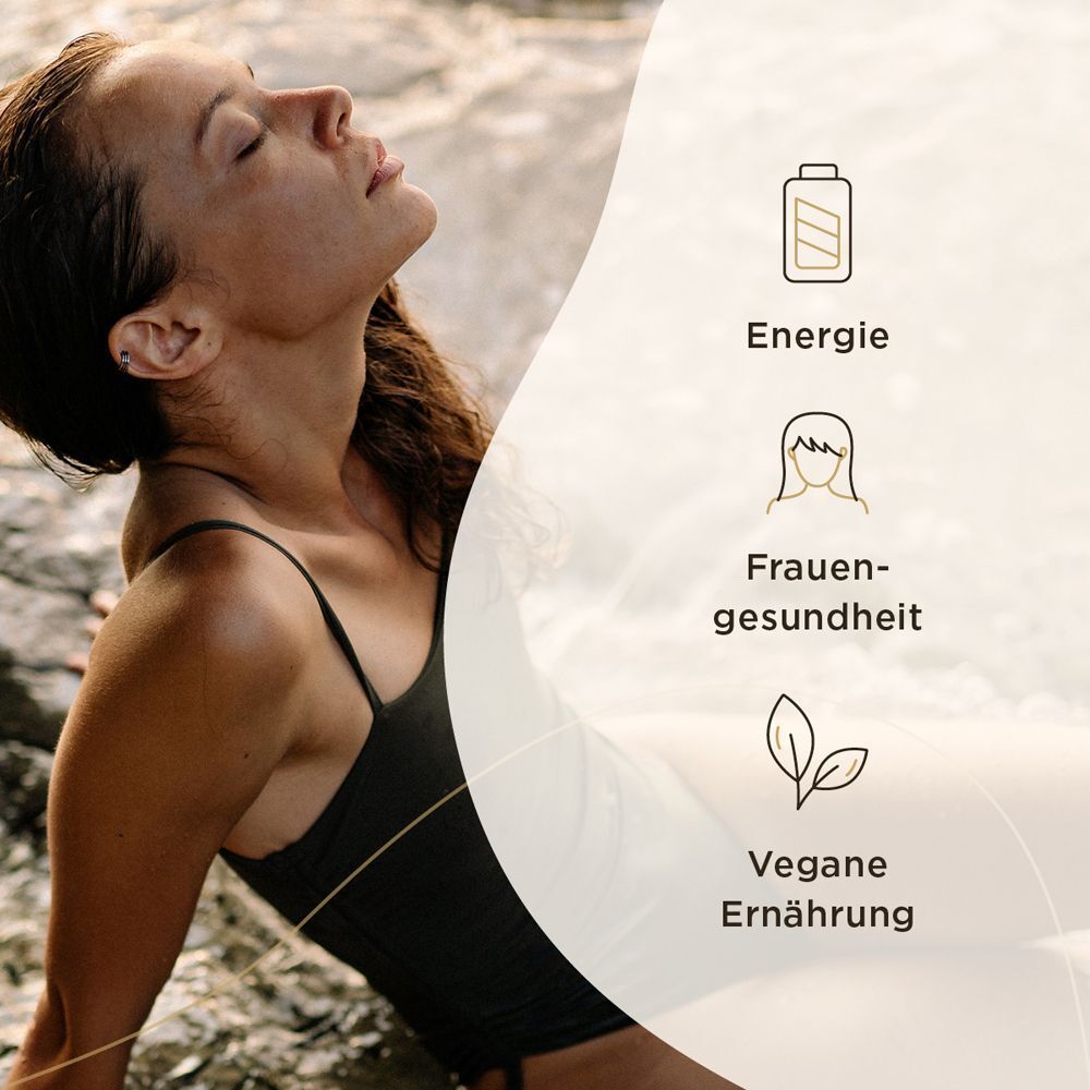 Eine Frau liegt entspannt am Wasser. Symbole für Energie, Frauengesundheit und vegane Ernährung.