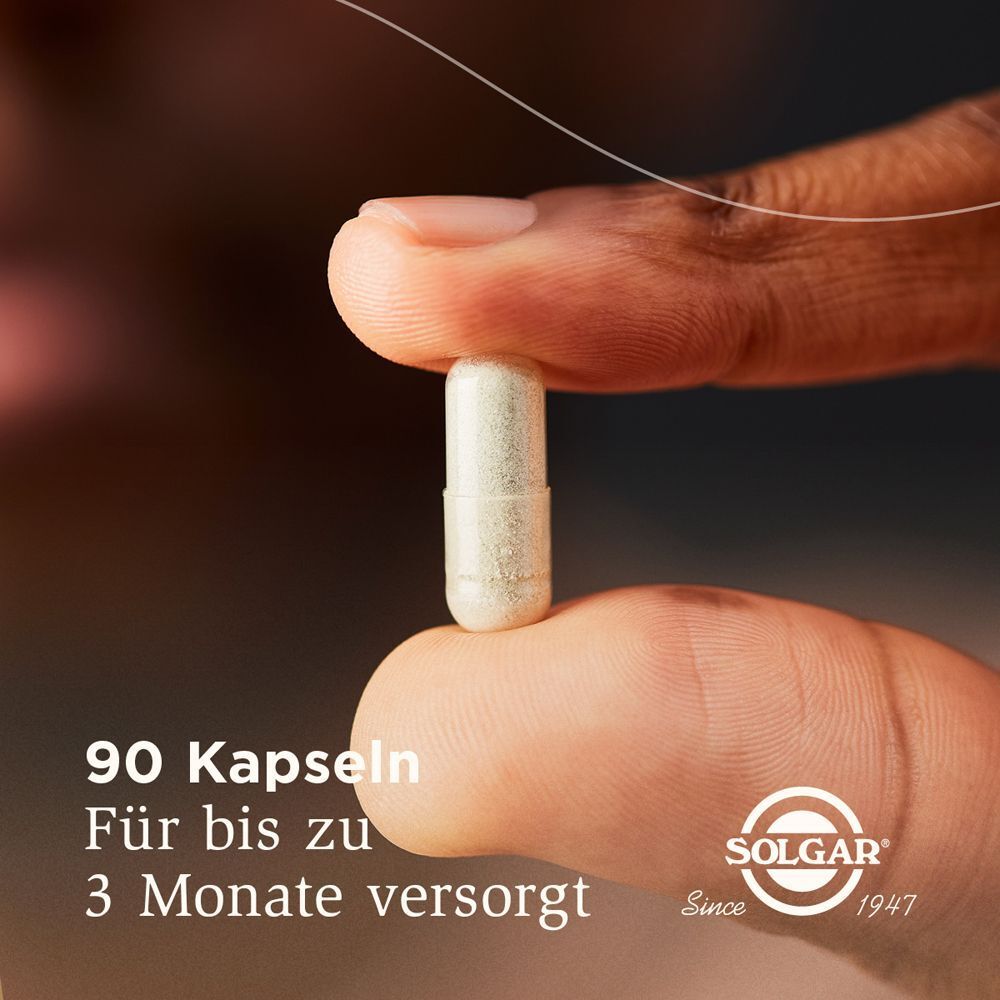 Eine Kapsel zwischen zwei Fingern. Auf der Kapsel steht "90 Kapseln".
