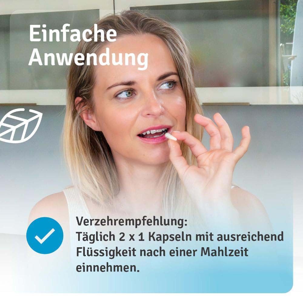 Eine Frau nimmt eine Kapsel ein. Text: Verzehrempfehlung: Täglich 2 x 1 Kapseln mit ausreichend Flüssigkeit nach einer Mahlzeit einnehmen.