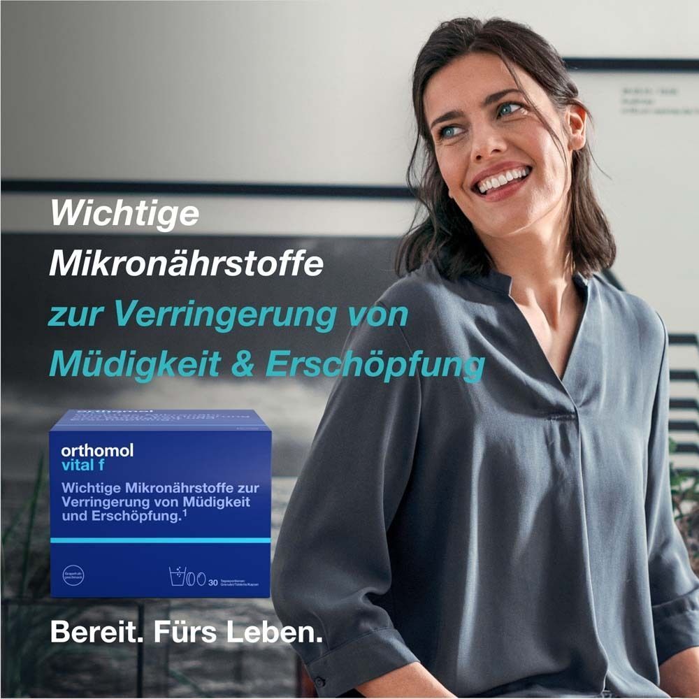 Frau lächelt. Text: Wichtige Mikronährstoffe zur Verringerung von Müdigkeit & Erschöpfung. Orthomol vital f.