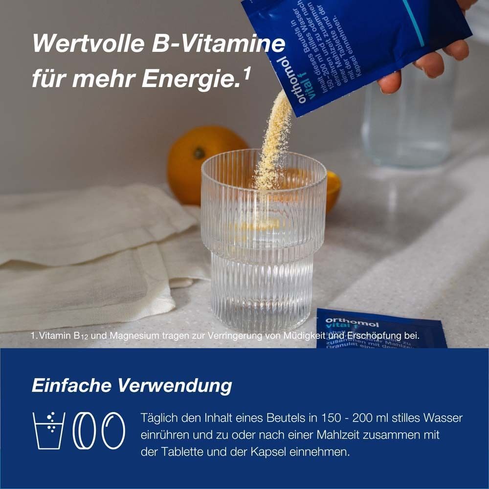 Glas mit Flüssigkeit, Beutel Orthomol vital f. Text: Einfache Verwendung. Täglich Inhalt in Wasser einnehmen.