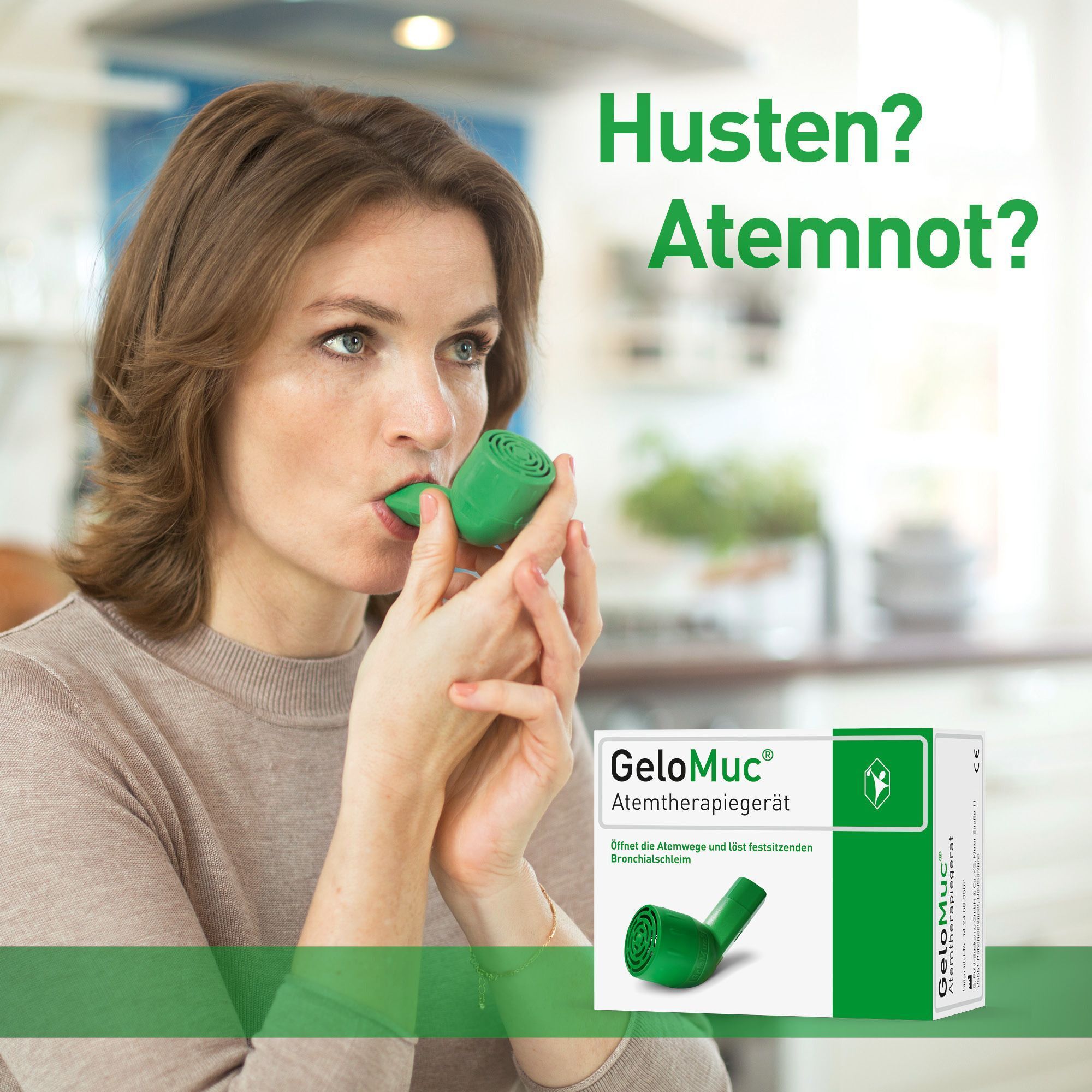 Frau benutzt GeloMuc Atemtherapiegerät. Auf der Verpackung steht "GeloMuc Atemtherapiegerät". Text: "Husten? Atemnot?"