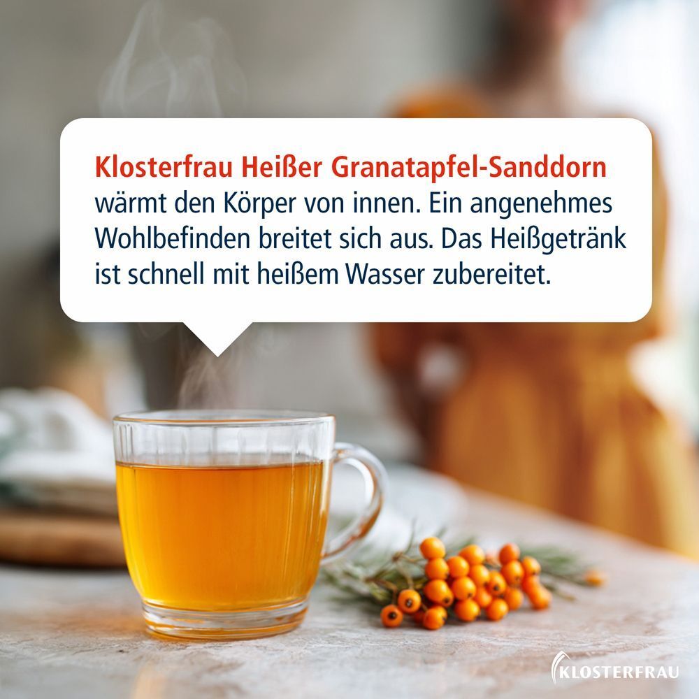 Glas mit Getränk, daneben Sanddornbeeren. Text: KLOSTERFRAU Heißer Granatapfel-Sanddorn wärmt den Körper. Heißgetränk schnell zubereitet.