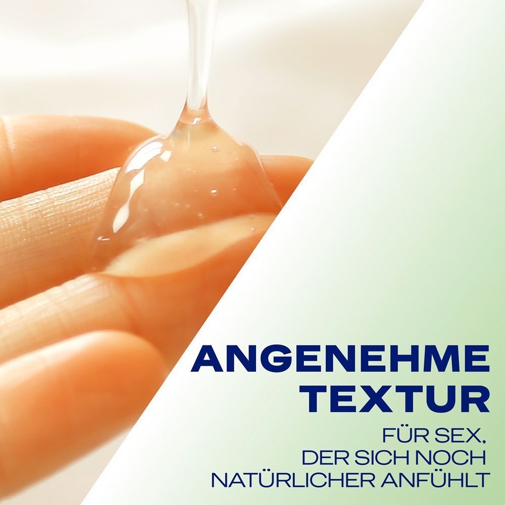 Gleitgel auf Hand. Text: Angenehme Textur. Für Sex, der sich noch natürlicher anfühlt.