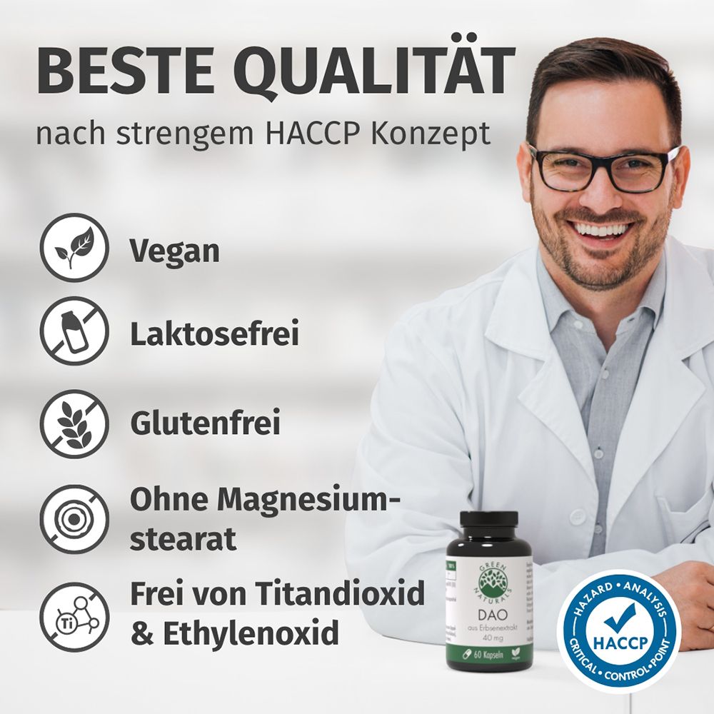 Mann im Laborkittel lächelt. Liste mit Qualitätsmerkmalen: Vegan, Laktosefrei, Glutenfrei, Ohne Magnesiumstearat.