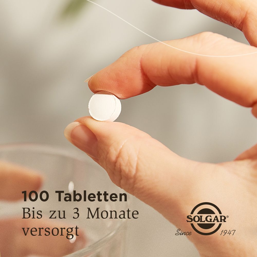 Eine Hand hält eine weiße Tablette. Im Hintergrund ein Glas. Text: 100 Tabletten, Bis zu 3 Monate versorgt. SOLGAR Logo.