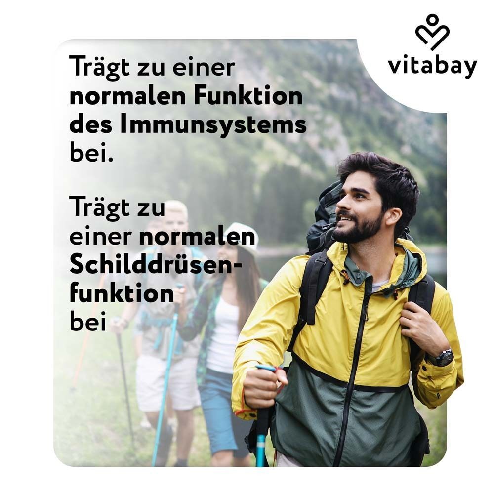 Eine Flasche Selen 200 µg von Vitabay vor dem Hintergrund von Wanderern. Text: Trägt zu einer normalen Funktion des Immunsystems bei.