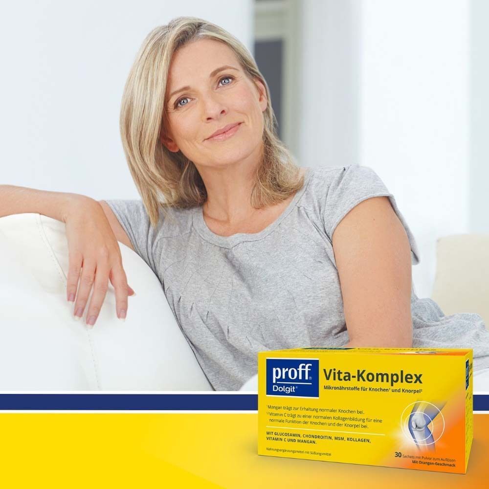 Frau sitzt auf Sofa, neben ihr eine Packung PROFF Dolgit Vita-Komplex Pulver Sachets. Gelbe Schachtel mit Produktnamen.