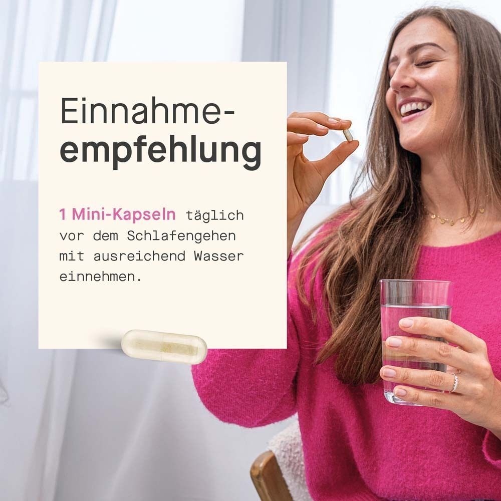 Frau hält eine Kapsel. Text: Einnahmeempfehlung: 1 Mini-Kapsel täglich vor dem Schlafengehen mit Wasser einnehmen.