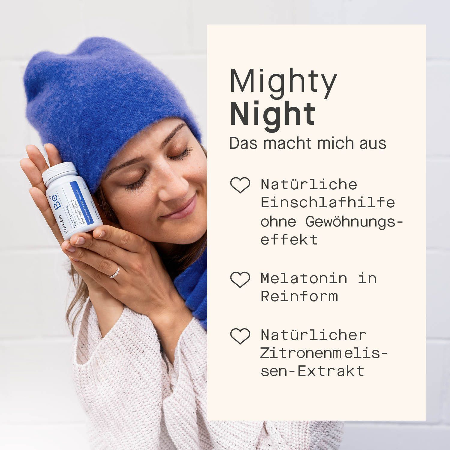 Frau mit blauer Mütze hält eine Flasche. Text: Mighty Night. Natürliche Einschlafhilfe, Melatonin, Zitronenmelisse.