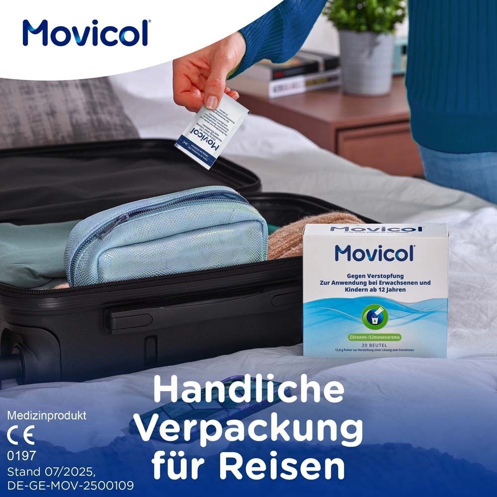Handliche Verpackung für Reisen. Eine Hand hält einen Beutel MOVICOL® über einem Koffer mit einer Packung MOVICOL®.
