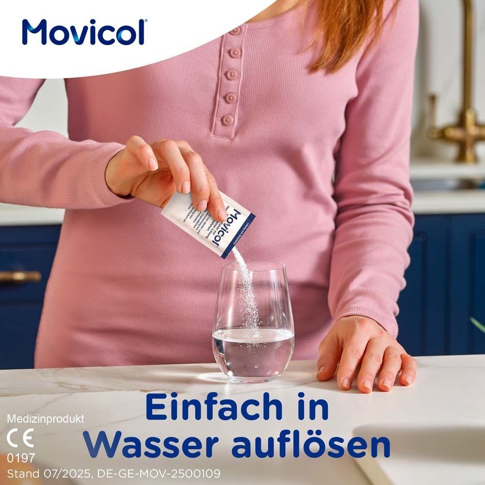 Eine Frau gießt Pulver aus einem Beutel MOVICOL® in ein Glas Wasser. Text: Einfach in Wasser auflösen.