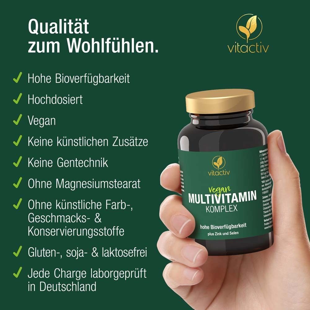 Hand hält Flasche MULTIVITAMIN KOMPLEX. Text: Vegan, keine Zusätze, etc. Marke: vitactiv.