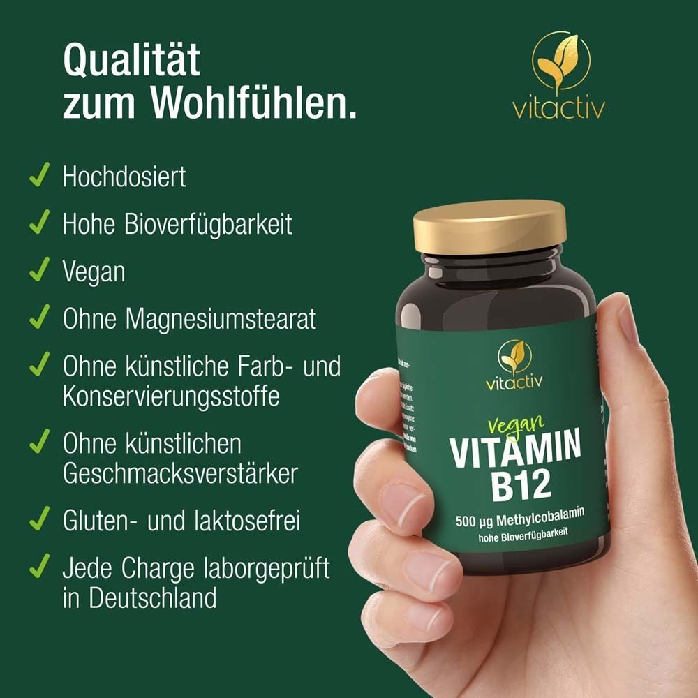 Hand hält eine Flasche vitactiv Vitamin B12 Tabletten. Text: Qualität zum Wohlfühlen. Vegan, ohne...