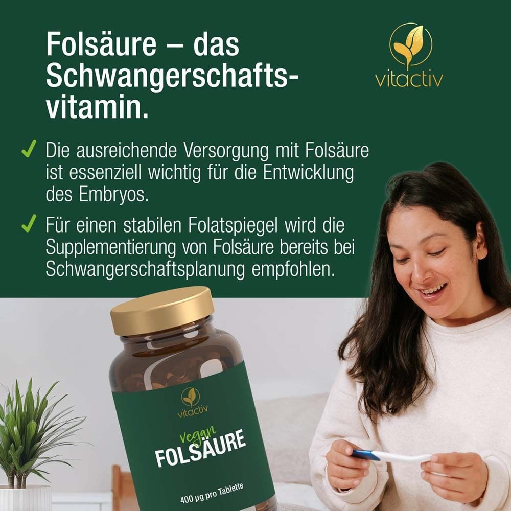 Frau hält einen Schwangerschaftstest. Flasche mit Tabletten. Text: Folsäure - das Schwangerschaftsvitamin. Logo: vitactiv.