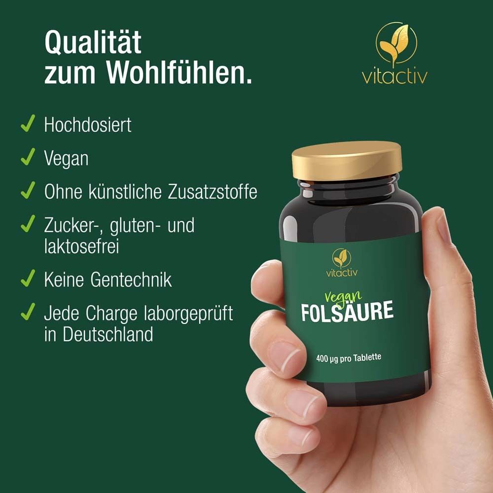 Hand hält Flasche mit Tabletten. Text: Hochdosiert, Vegan, ohne Zusatzstoffe, zucker-, gluten- und laktosefrei, keine Gentechnik. Logo: vitactiv.