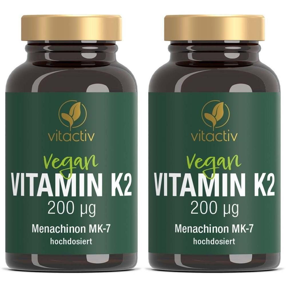 Zwei Flaschen Vitamin K2 Tabletten. Grüne Etiketten mit weißer Schrift. Marke: vitactiv. Vegan, 200 µg.