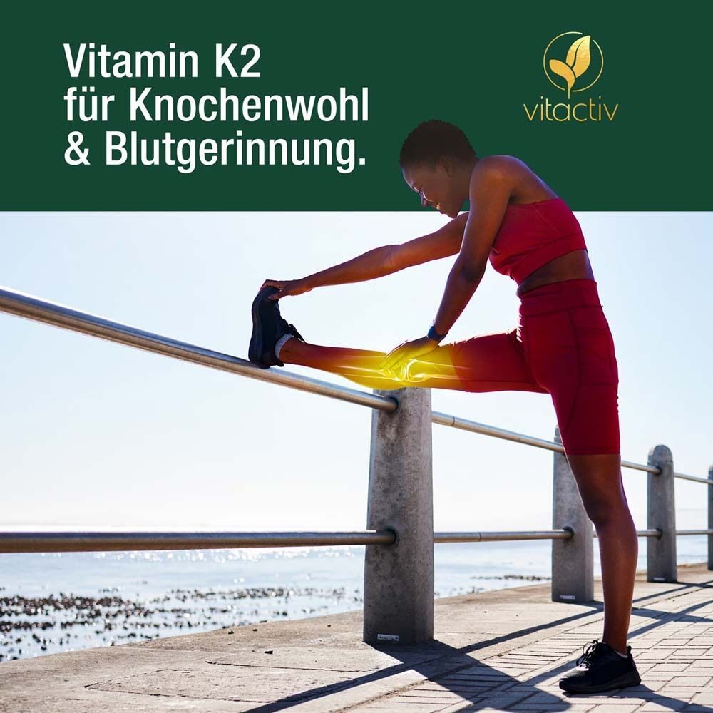 Frau dehnt Bein. Text: Vitamin K2 für Knochenwohl & Blutgerinnung. Marke: vitactiv.
