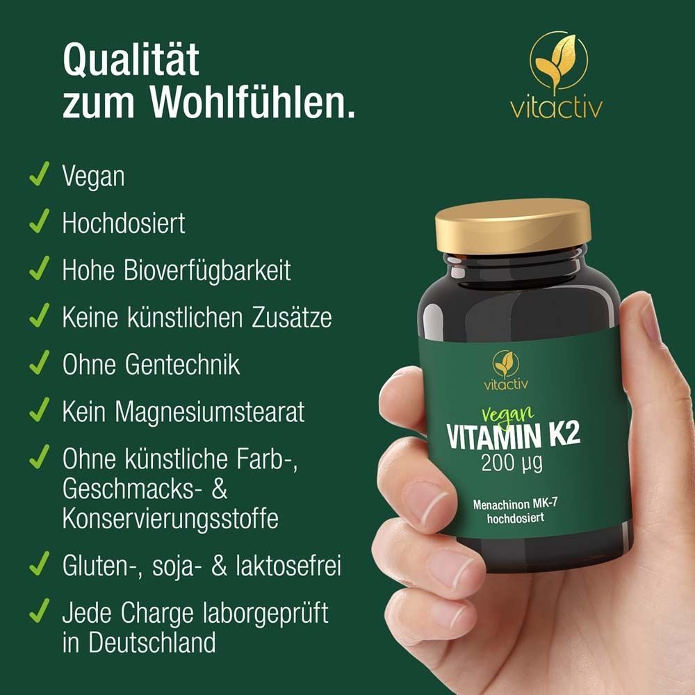 Hand hält Flasche Vitamin K2 Tabletten. Text: Vegan, hochdosiert, hohe Bioverfügbarkeit. Marke: vitactiv.