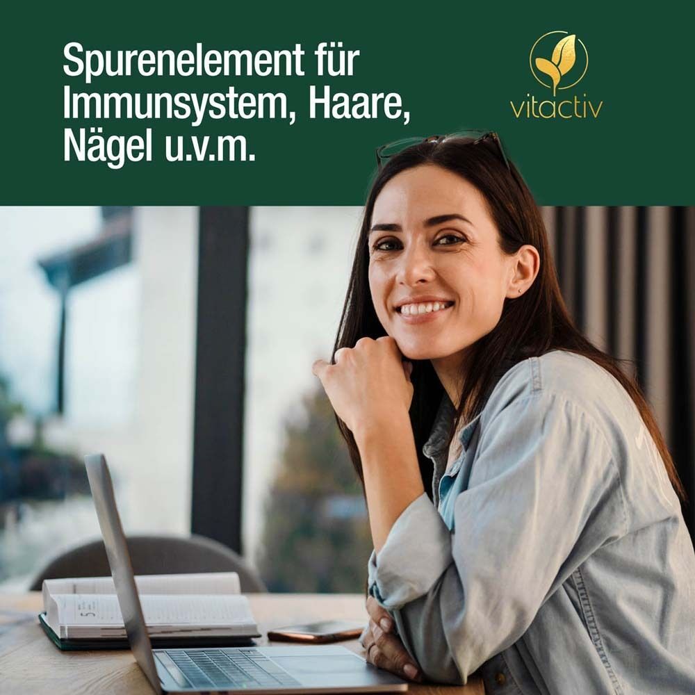 Frau lächelt vor Laptop. Text: "Spurenelement für Immunsystem, Haare, Nägel u.v.m." Logo: vitactiv.
