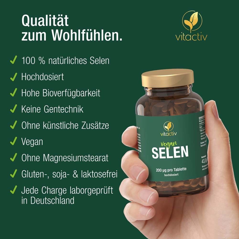 Hand hält braune Flasche mit "vitactiv Vegan SELEN 200 µg pro Tablette". Aufzählungspunkte über Qualität.