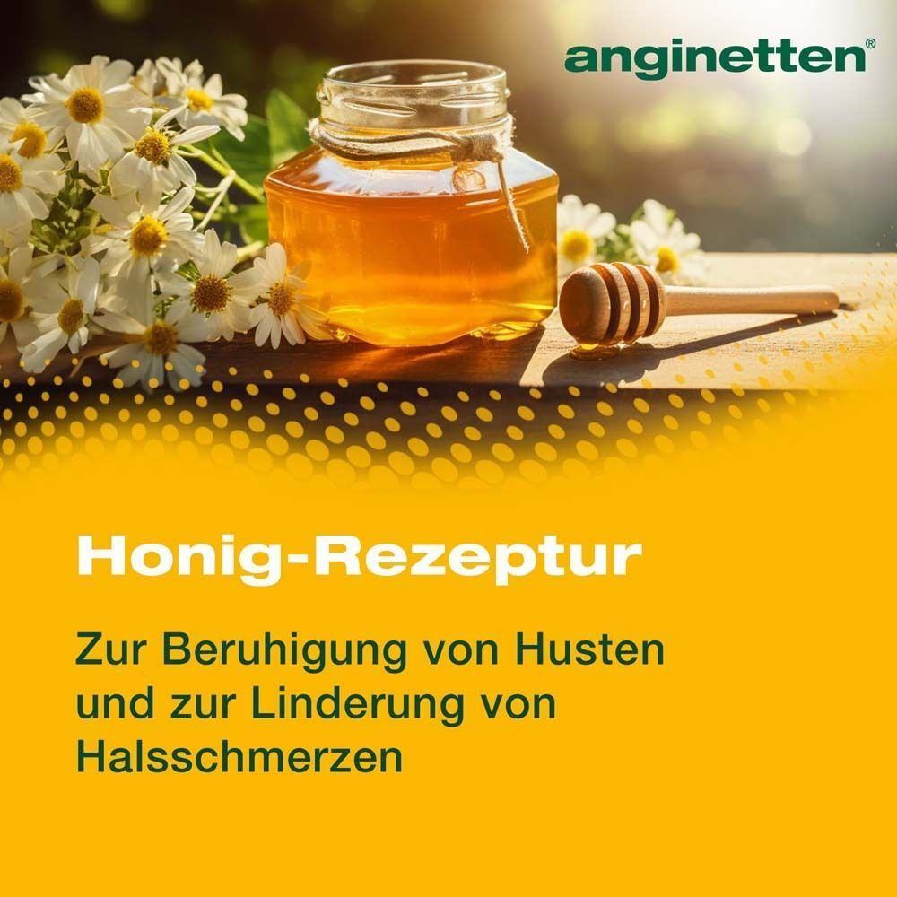 Ein Glas Honig mit einem Honiglöffel und Gänseblümchen. Auf gelbem Hintergrund steht Honig-Rezeptur.