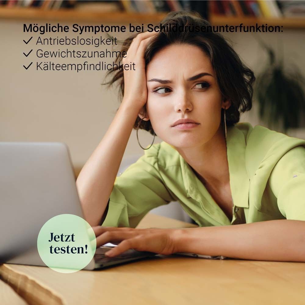 Frau mit Laptop, nachdenklich. Text: "Mögliche Symptome bei Schilddrüsenunterfunktion".