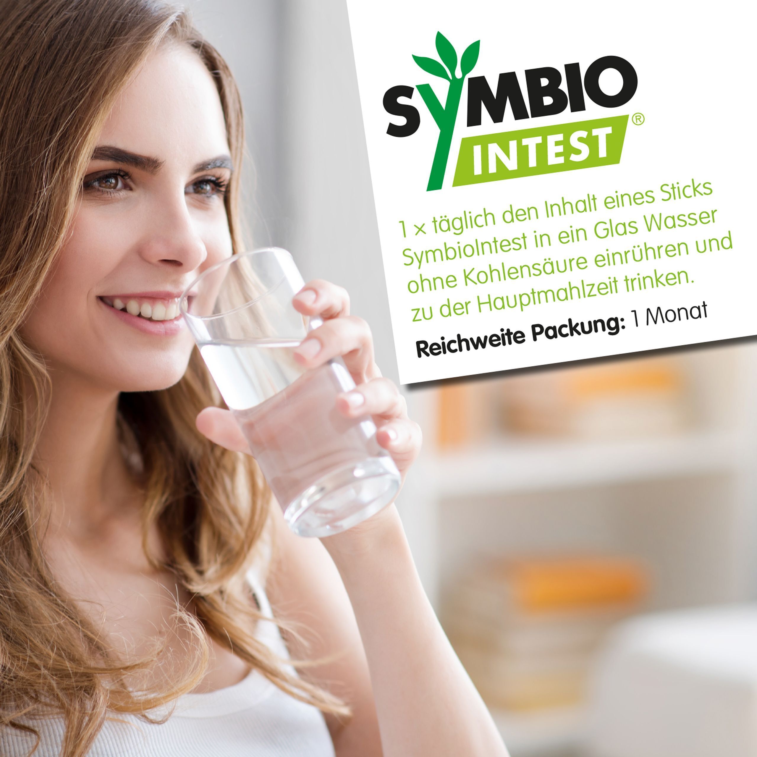 Frau trinkt Wasser aus einem Glas. Text: 1x täglich Inhalt eines Sticks SYMBIO INTEST in ein Glas Wasser einrühren und trinken. Reichweite Packung: 1 Monat.