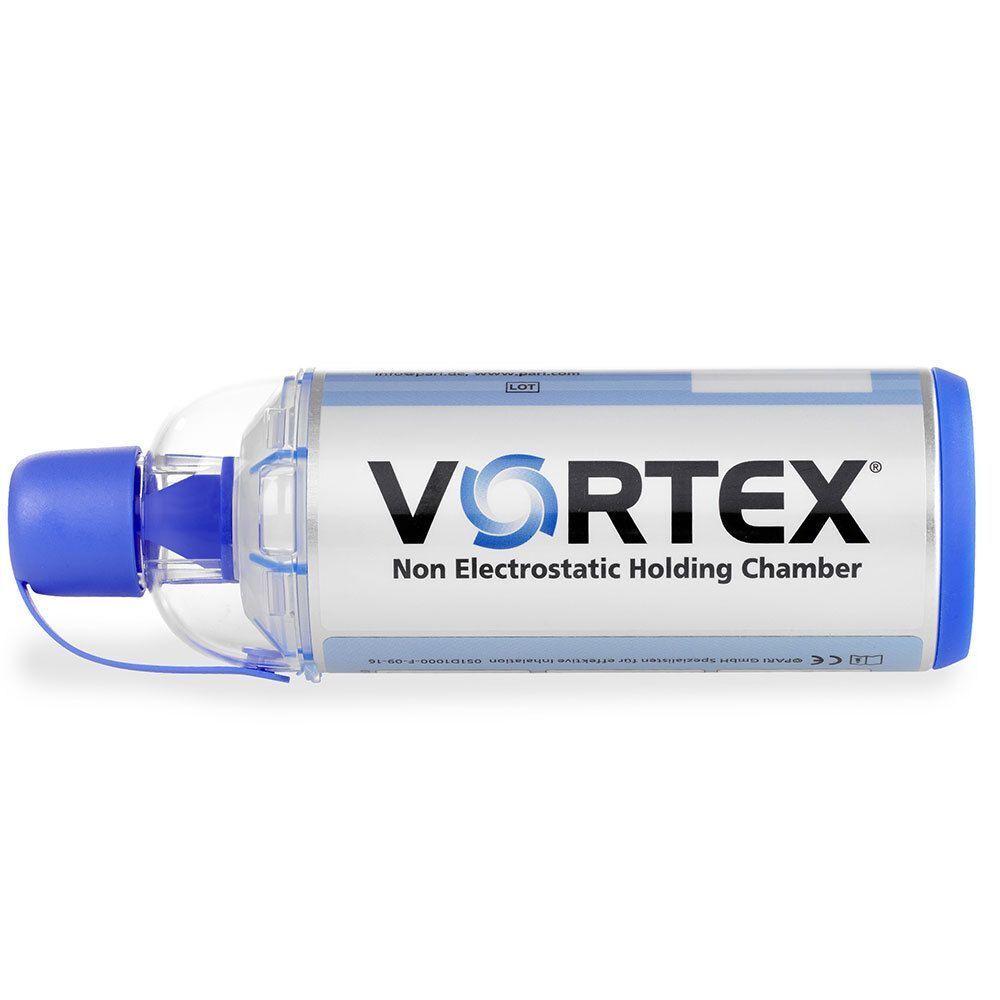 Blaue VORTEX Inhalierhilfe. Zylindrische Form mit blauem Mundstück und Deckel. Beschriftung: VORTEX Non Electrostatic Holding Chamber.