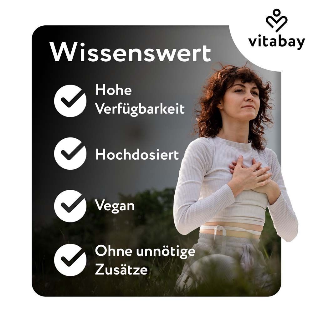 Frau mit Händen auf der Brust. Text: Hohe Verfügbarkeit, hochdosiert, vegan, ohne unnötige Zusätze. vitabay® Logo.