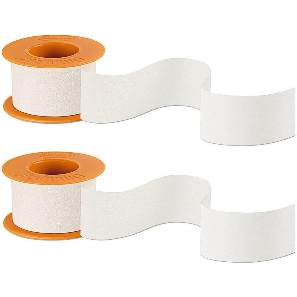 Zwei Rollen Fixierpflaster mit orangefarbenen Spulen. Das Pflaster ist weiß und wird abgerollt gezeigt.
