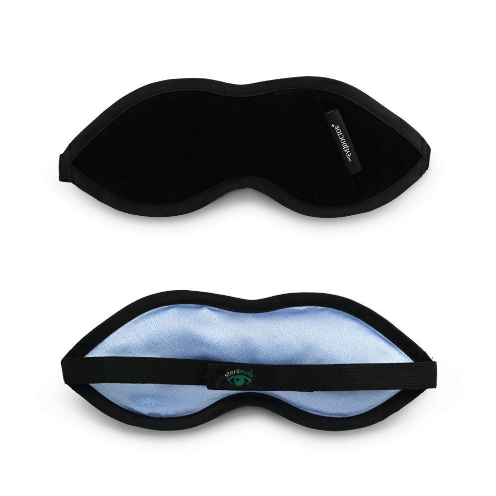 Schwarze Augenmaske, Ober- und Unterseite. Schwarzes Außenmaterial, blaue Innenseite. Elastisches Band. Logo.