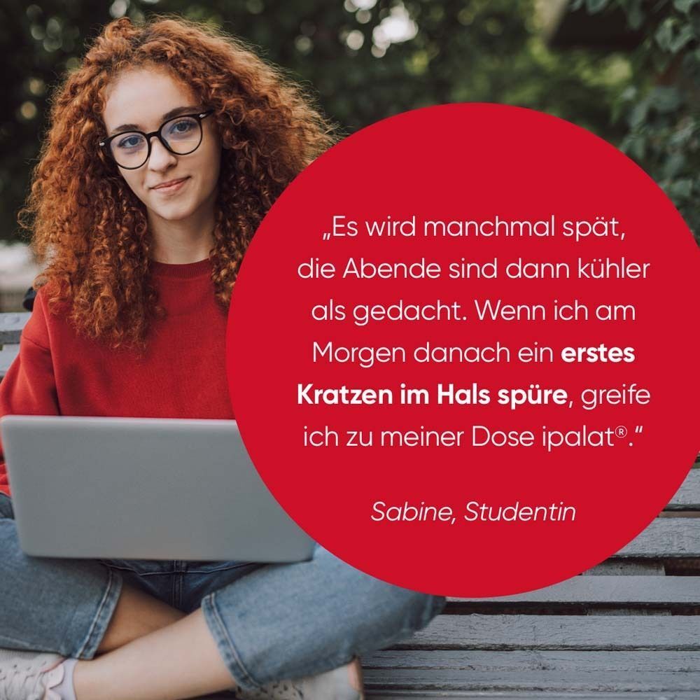 Junge Frau mit Laptop. Roter Hintergrund mit Text: Zitat über die Verwendung von IPALAT bei Kratzen im Hals.