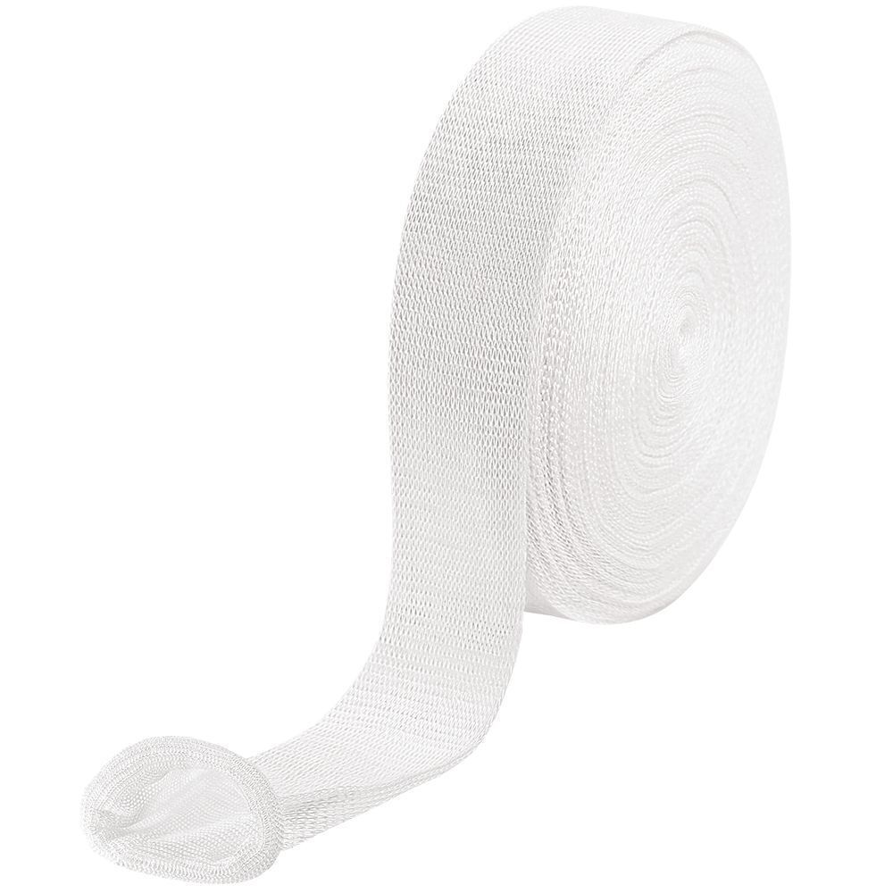 Aufgerollte, weiße STÜLPA-Bandage. Gewebtes Material, teilweise ausgezogen.