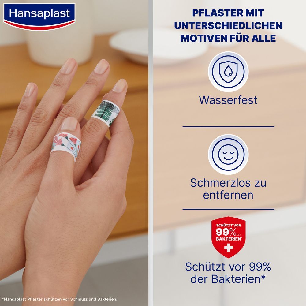 Hände mit Pflastern auf Fingern. Aufschrift: Wasserfest, Schmerzlos zu entfernen. Schützt vor 99% der Bakterien.